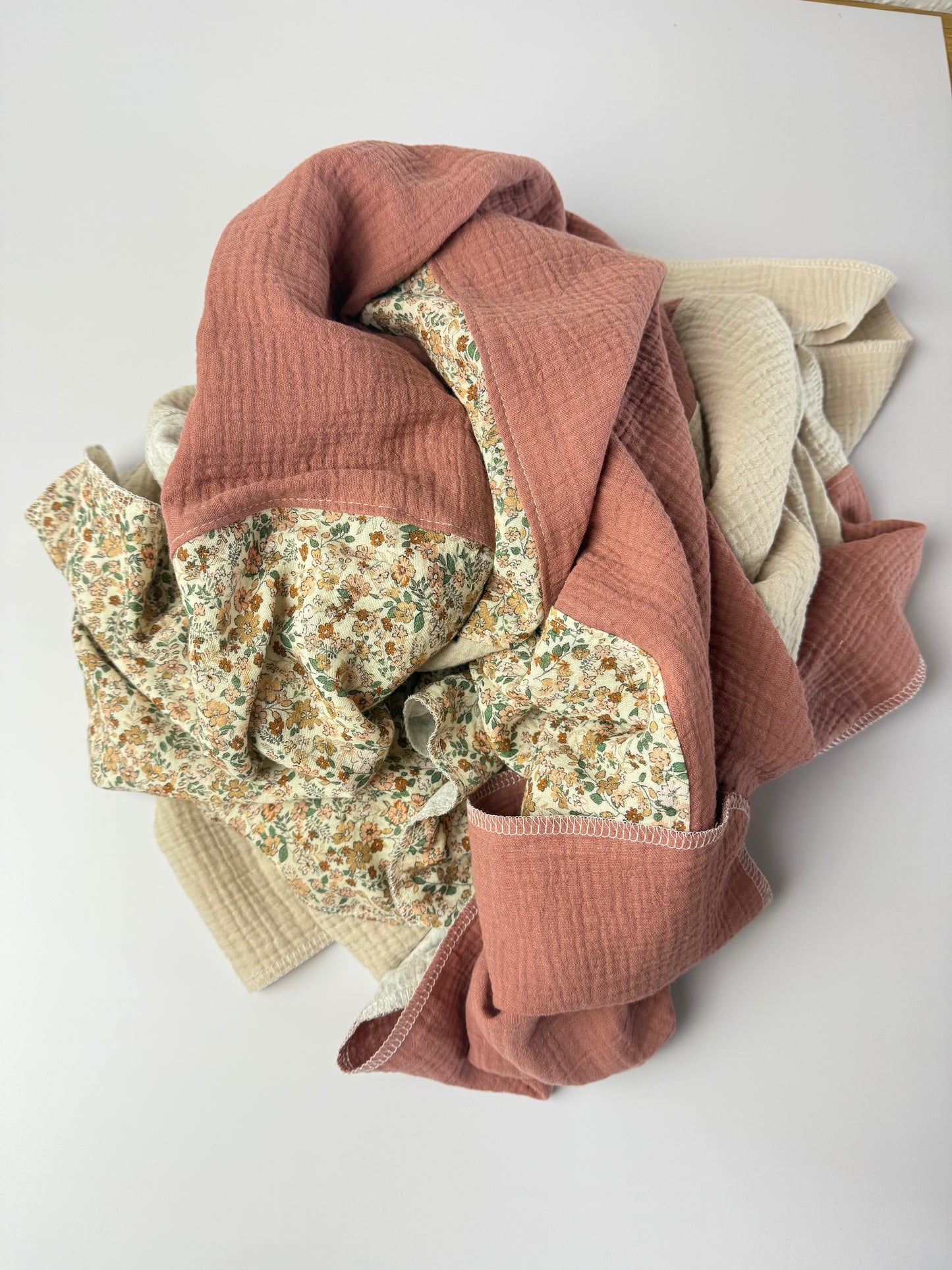 Musselindecke handmade | ca. 130 x 175 cm
