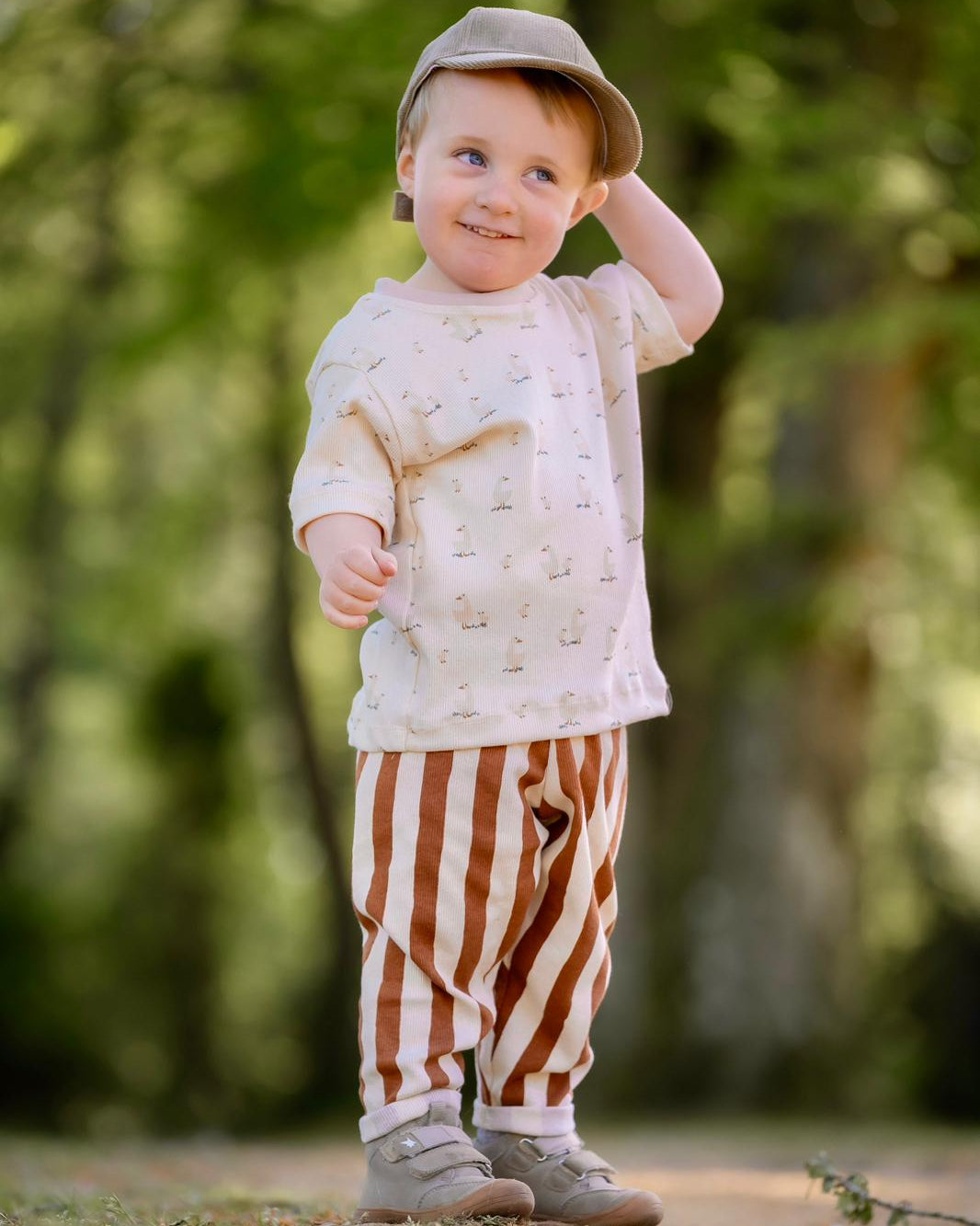 Blogstreifen-Hose Kinder getragen – elastisch und weich, by_fraleli